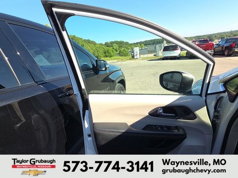 Used 2023 Chrysler Pacifica Touring-L FWD image 7