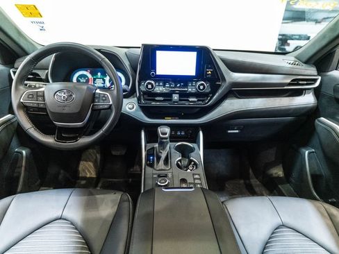 Certified 2025 Toyota Highlander XSE image 9