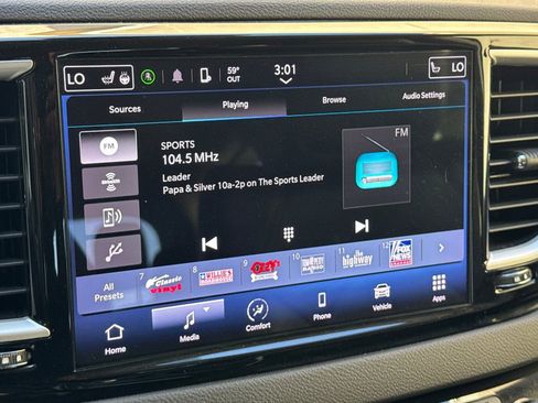 Used 2023 Chrysler Pacifica Touring-L FWD image 18