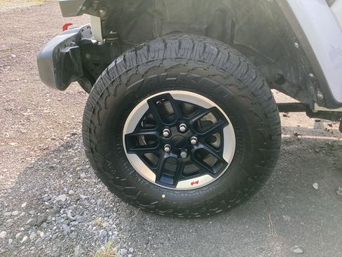 Used 2021 Jeep Wrangler Unlimited Rubicon AWD/4WD image 9