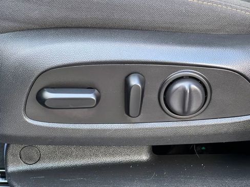 Used 2020 Chevrolet Equinox LT w/ Driver Convenience Package image 10