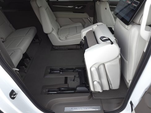 Used 2024 GMC Yukon XL Denali w/ Advanced Technology Package image 43