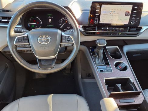 Certified 2024 Toyota Sienna XLE image 7