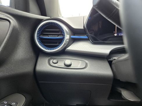 Used 2025 Chevrolet Trax LT w/ LT Convenience Package FWD image 21
