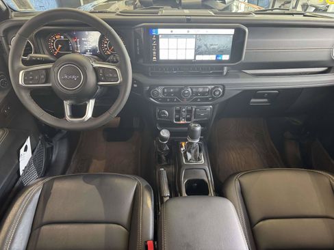 Used 2025 Jeep Wrangler Unlimited Sahara AWD/4WD image 2