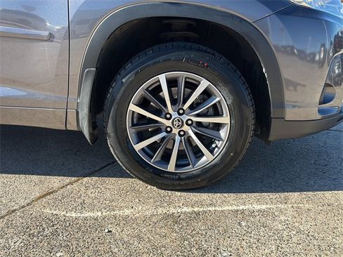 Used 2017 Toyota Highlander XLE image 9