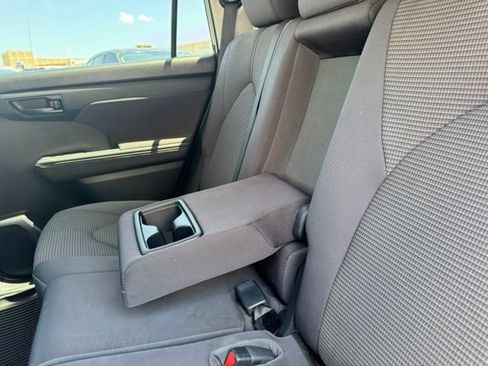 Used 2023 Toyota Highlander LE FWD image 14