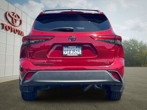 Used 2023 Toyota Highlander XLE FWD image 4