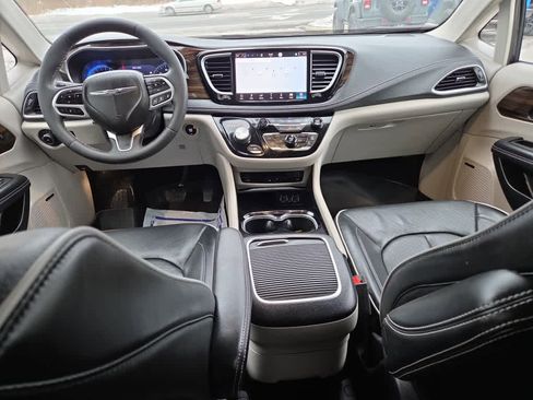 Used 2023 Chrysler Pacifica Limited w/ Uconnect Theater Family Group image 9