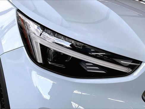 Used 2025 Volvo XC40 B5 Ultra w/ Climate Package image 28