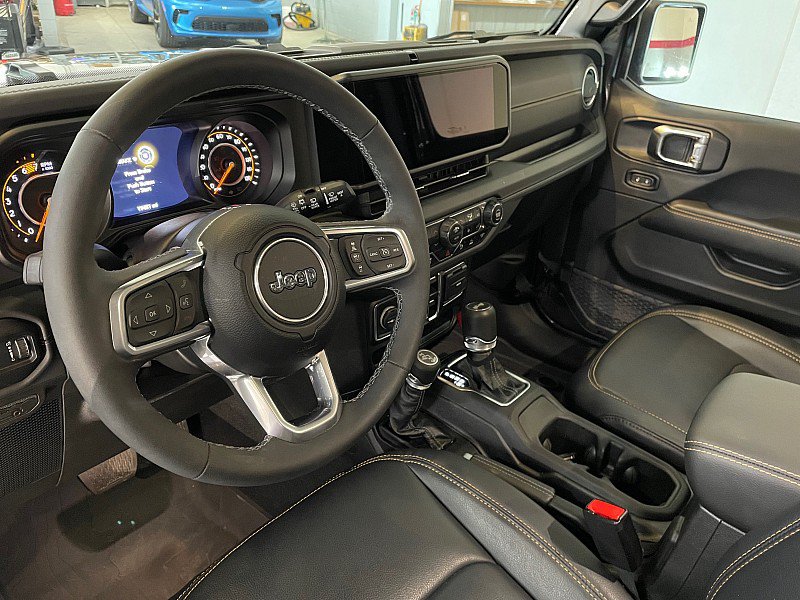 Used 2025 Jeep Wrangler Unlimited Sahara AWD/4WD image 8