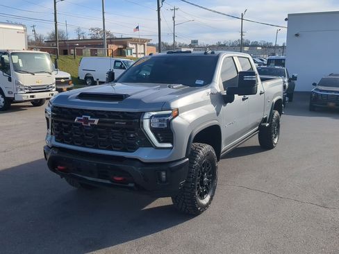 Used 2025 Chevrolet Silverado 2500 ZR2 w/ Technology Package image 4