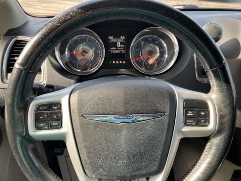 Used 2014 Chrysler Town & Country Touring-L w/ Driver Convenience Group image 18