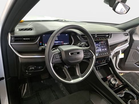 Used 2023 Jeep Grand Cherokee Altitude AWD/4WD image 17