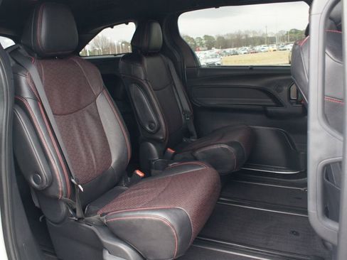 Used 2025 Toyota Sienna XSE w/ XSE Premium Package image 23