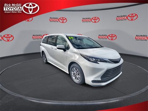 Used 2024 Toyota Sienna LE image 2