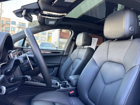 Certified 2026 Porsche Macan AWD/4WD image 5