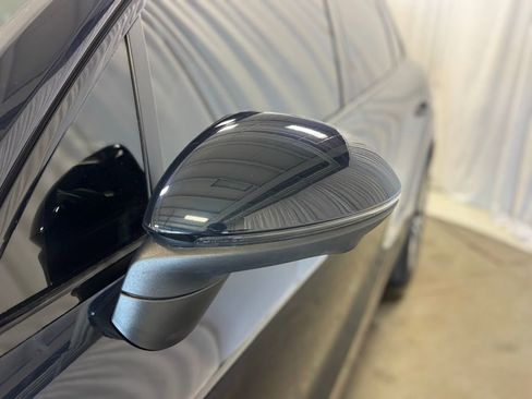 Used 2023 Porsche Cayenne Platinum Edition image 48