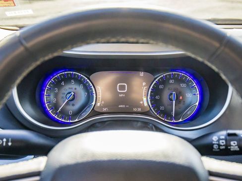 Used 2023 Chrysler Pacifica Touring-L image 34