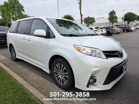 Used 2020 Toyota Sienna XLE FWD image 2