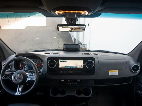 Used 2025 Mercedes-Benz Sprinter 2500 image 30