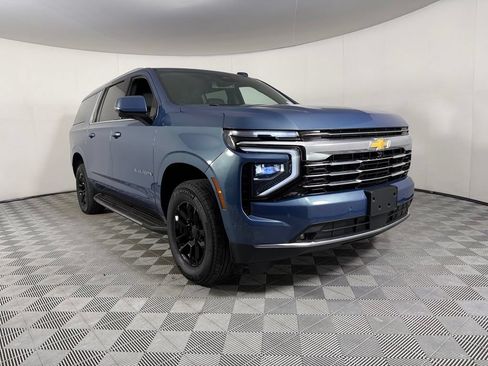 Used 2026 Chevrolet Suburban LT w/ Comfort Package AWD/4WD image 4
