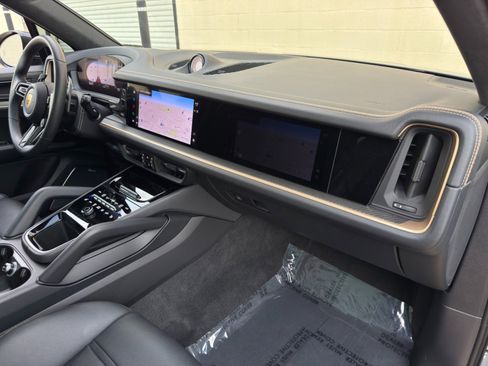 Used 2024 Porsche Cayenne Turbo AWD/4WD image 15