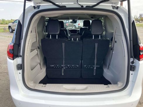 Used 2023 Chrysler Pacifica Touring-L FWD image 14