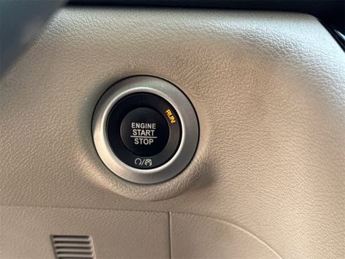 Used 2023 Chrysler Voyager LX image 31