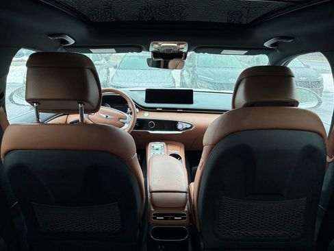 Used 2023 Genesis GV70 2.5T w/ Advanced Package image 14