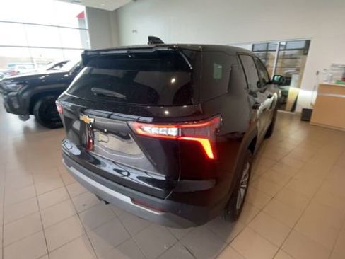 Used 2025 Chevrolet Equinox LT FWD image 2