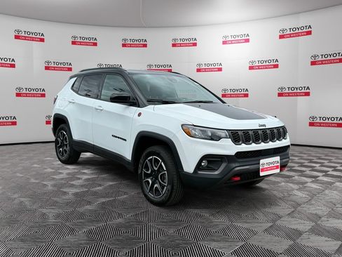 Used 2024 Jeep Compass Trailhawk AWD/4WD image 3