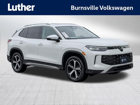 Certified 2025 Volkswagen Tiguan SE w/ Panoramic Sunroof Package AWD/4WD image 1