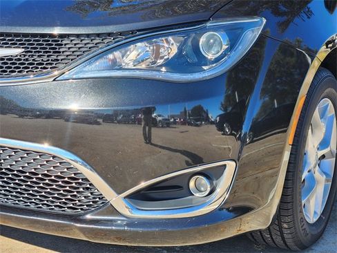 Certified 2018 Chrysler Pacifica Touring Plus w/ Tire & Wheel Group image 8