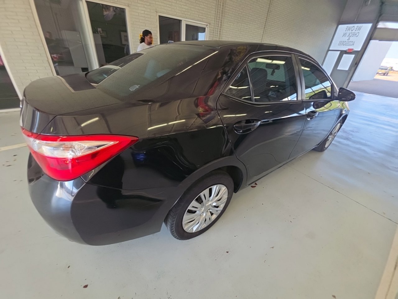 Used 2015 Toyota Corolla LE FWD image 4
