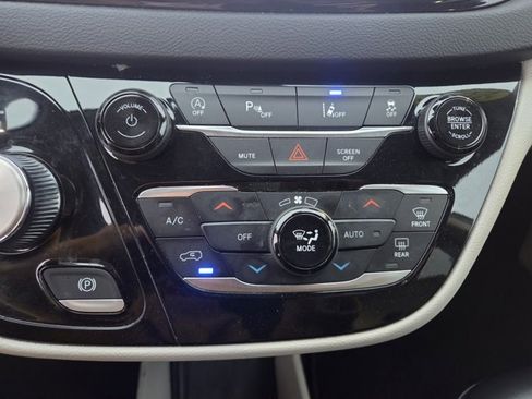 Used 2023 Chrysler Pacifica Touring-L image 17