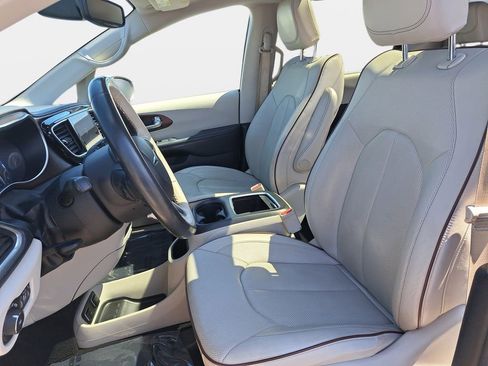 Used 2018 Chrysler Pacifica Limited FWD image 17