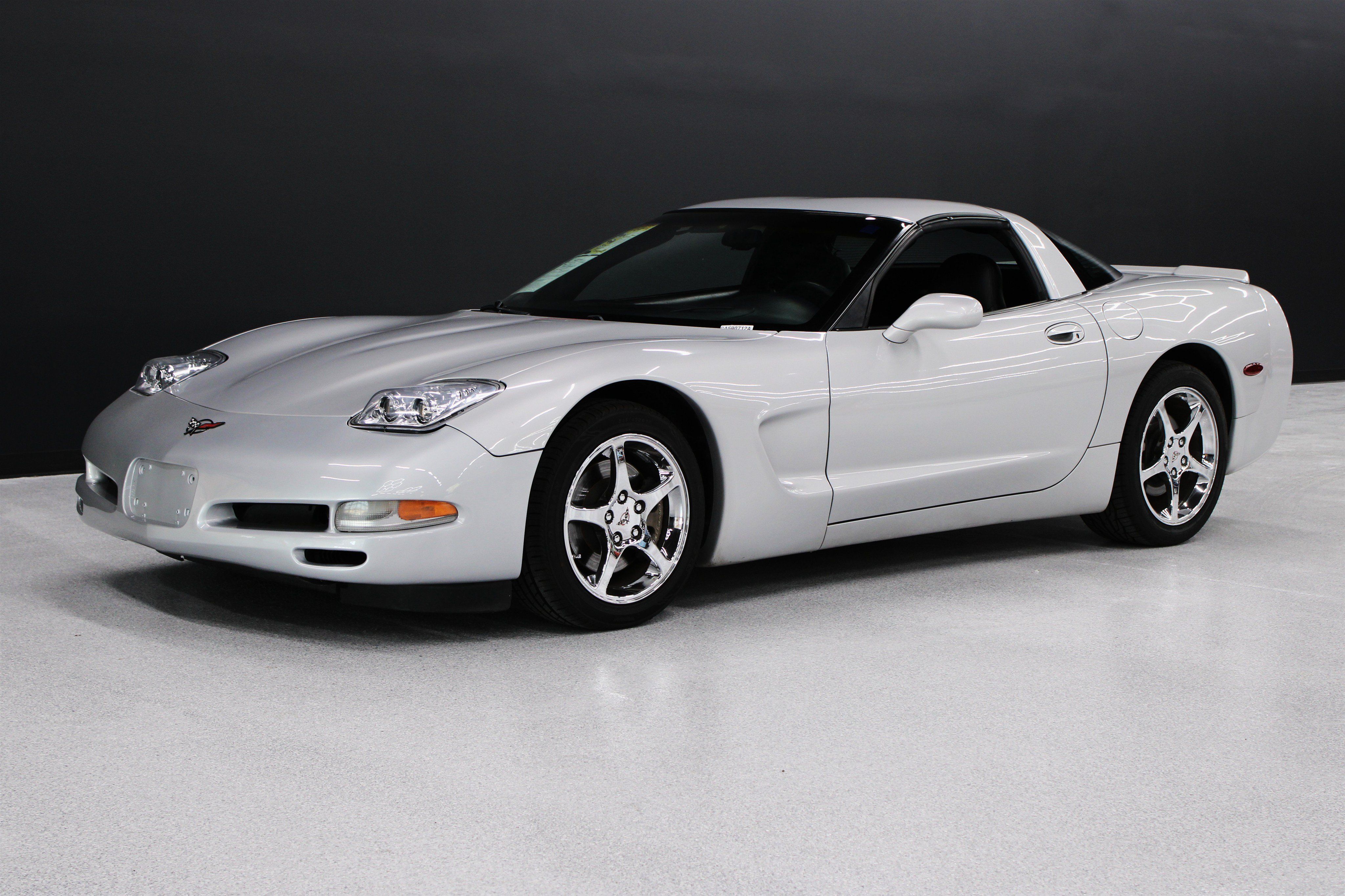 Used 2000 Chevrolet Corvette Coupe w/ Roof Pkg RWD image 25