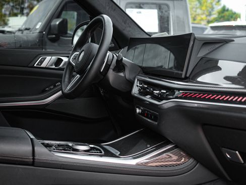 Used 2025 BMW X7 M60i w/ Climate Comfort Package image 33