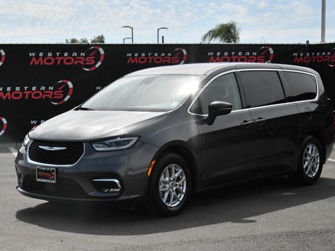 Used 2023 Chrysler Pacifica Touring-L image 3