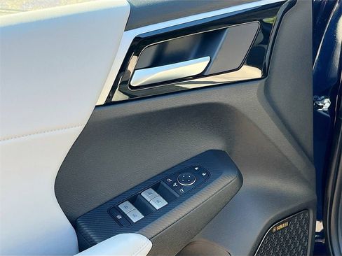 New 2025 Mitsubishi Outlander SE image 18