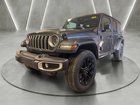 Used 2025 Jeep Wrangler Unlimited Sahara w/ Safety Group AWD/4WD image 3