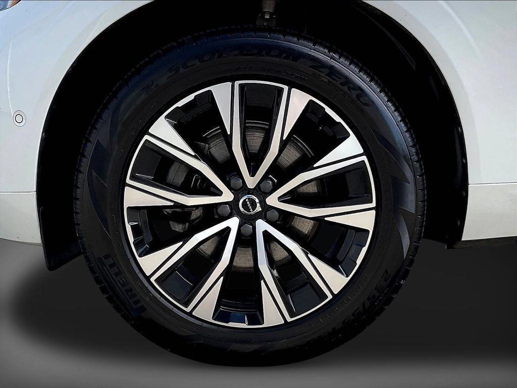Used 2023 Volvo XC60 B5 Plus AWD/4WD image 32