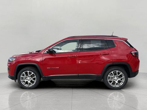 Used 2023 Jeep Compass Latitude w/ Sun and Sound Group AWD/4WD image 7