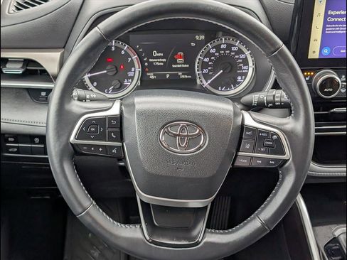 Used 2023 Toyota Highlander XLE image 12