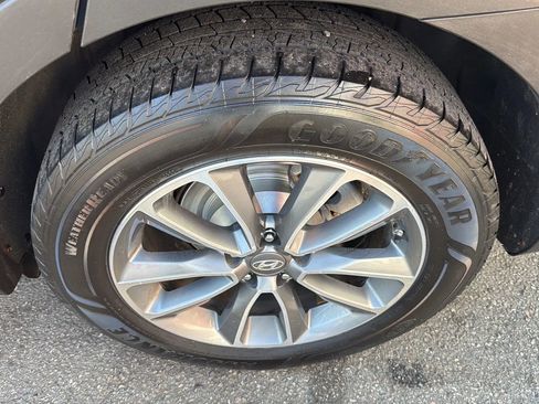 Used 2017 Hyundai Santa Fe SE image 9