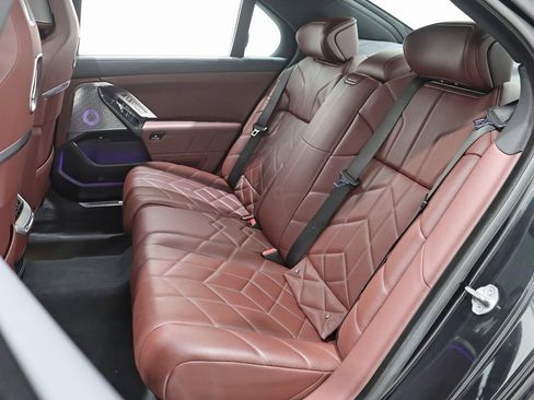 Used 2023 BMW i7 xDrive60 w/ Executive Package 2 image 32