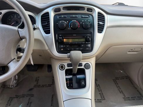 Used 2005 Toyota Highlander 4WD V6 w/ 3rd Row image 15