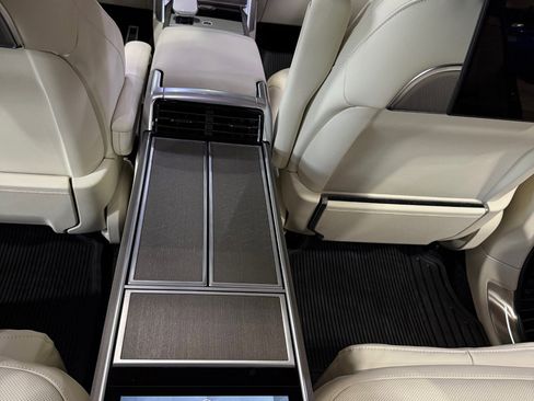 Used 2025 Land Rover Range Rover SV image 8