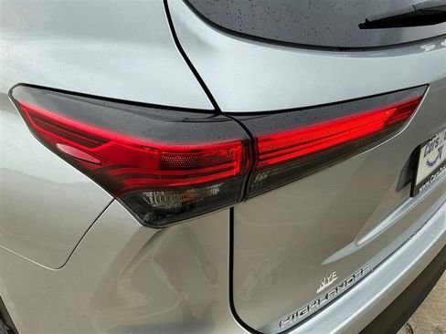 Used 2020 Toyota Highlander XLE AWD/4WD image 19